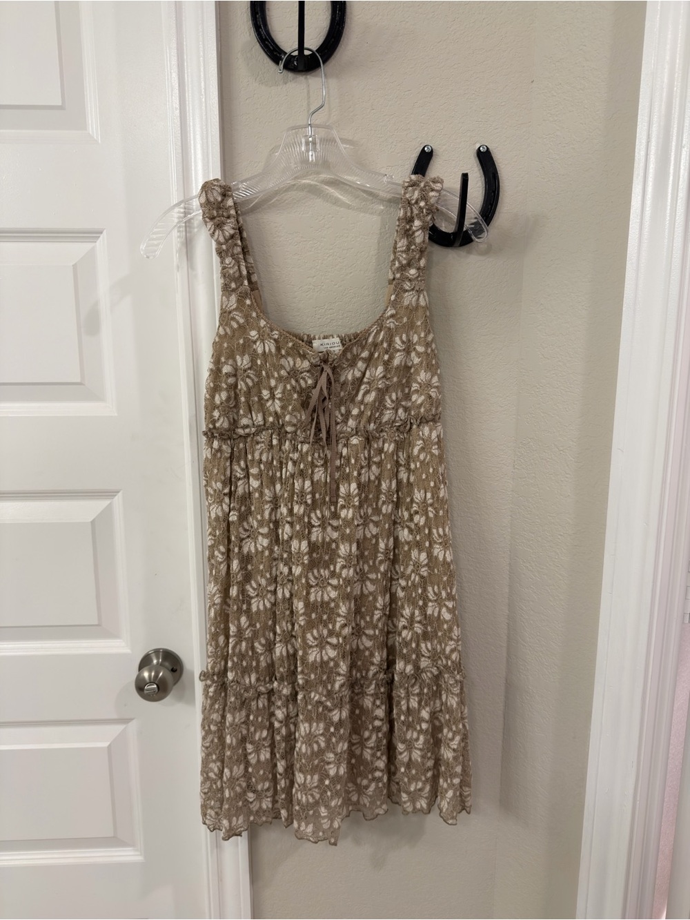 Sleeveless Floral Dress in Lace brown and White
